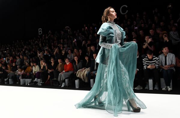 Модель демонстрирует одежду из новой коллекции MURSAK дизайнера Нилуфар Абдувалиевой в рамках Mercedes-Benz Fashion Week Russia в ЦВЗ Манеж. - Sputnik Узбекистан