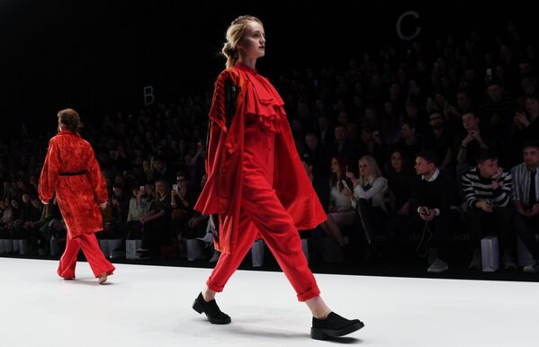 Модели демонстрируют одежду из новой коллекции MURSAK дизайнера Нилуфар Абдувалиевой в рамках Mercedes-Benz Fashion Week Russia в ЦВЗ Манеж. - Sputnik Узбекистан