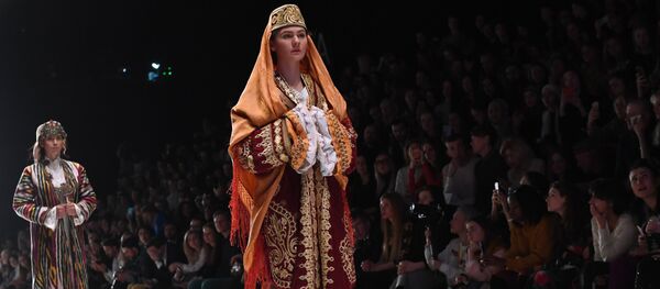 Модели демонстрируют одежду - Sputnik Узбекистан