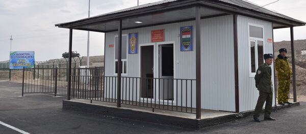 КПП Равот на границе Таджикистана и Узбекистана в городе Канибадам, архивное фото КПП Равот на границе Таджикистана и Узбекистана в городе Канибадам, архивное фото - Sputnik Ўзбекистон