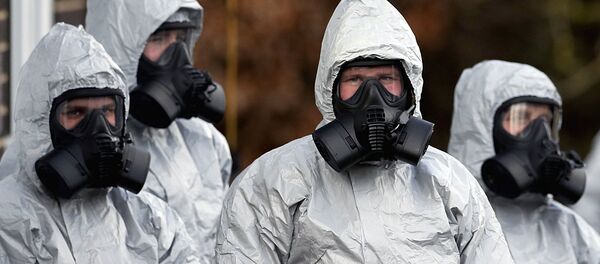 Sotrudniki britanskix spesslujb na meste otravleniya Sergeya Skripalya - Sputnik O‘zbekiston