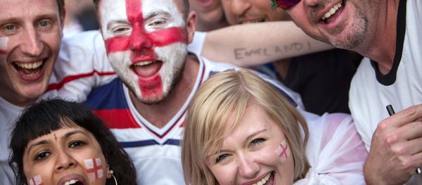 Болельщики во время просмотра трансляции матча группового этапа чемпионата Европы по футболу - 2016 между сборными командами Англии и России - Sputnik Узбекистан