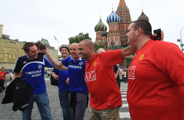 Английские болельщики на Красной площади накануне финального матча Лиги чемпионов между командами Челси и Манчестер Юнайтед, 2008. - Sputnik Узбекистан