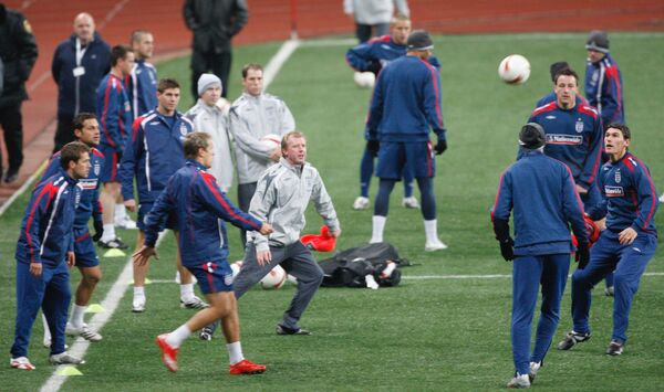 Главный тренер сборной Англии Стивен Макларен (в центре) во время тренировки английской сборной на стадионе Лужники накануне футбольного матча отборочного турнира Евро-2008 со сборной России - Sputnik Узбекистан