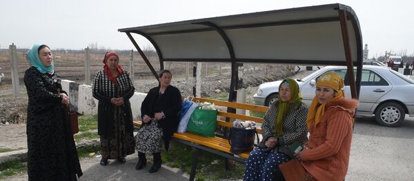 Таджики и узбеки благодарят власти за открытие границы Таджики и узбеки благодарят власти за открытие границы - Sputnik Ўзбекистон
