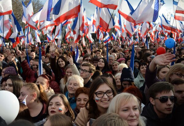 Участники митинга в Севастополе в честь годовщины воссоединения Крыма с Россией - Sputnik Узбекистан