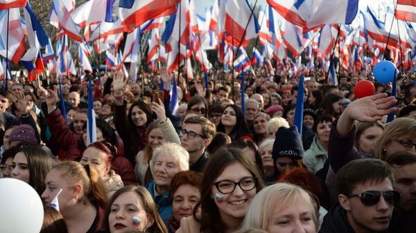 Участники митинга в Севастополе в честь годовщины воссоединения Крыма с Россией - Sputnik Узбекистан