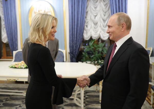 AQSh NBC telekanalining jurnalisti Megin Kelli va Vladimir Putin, intervyu boshlanishidan oldin. - Sputnik O‘zbekiston