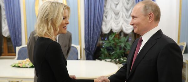 Журналист американского телеканала NBC Мегин Келли и Владимир Путин перед началом интервью - Sputnik Узбекистан