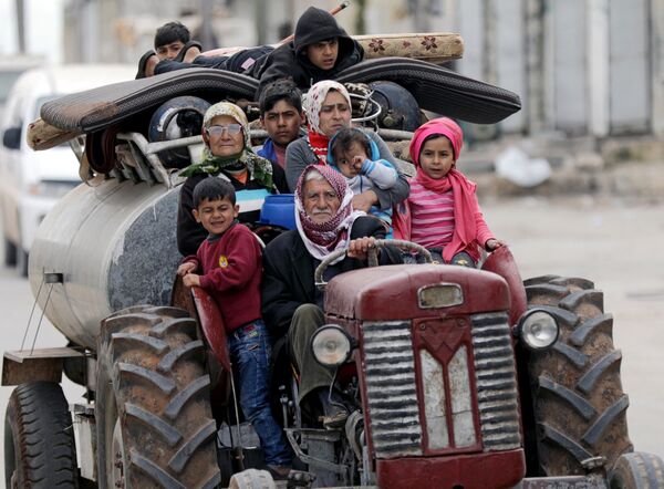 Люди бегут после того, как турецкие боевики сирийской армии захватили деревню Хальдие в восточной части Африна, Сирия - Sputnik Узбекистан