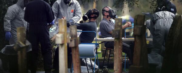 Сотрудники экстренных служб и полиции во время работы на Лондонском дорожном кладбище в Солсбери, где похоронены жена и сын бывшего российского шпиона Сергея Скрипаля Сотрудники экстренных служб и полиции во время работы на Лондонском дорожном кладбище в Солсбери, где похоронены жена и сын бывшего российского шпиона Сергея Скрипаля - Sputnik Ўзбекистон