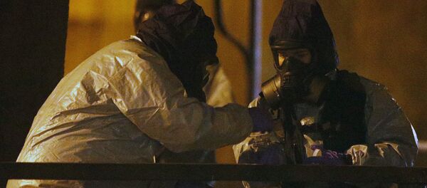 Сотрудники экстренных служб в защитной одежде работают возле скамейки, где в Солсбери нашли отравленных бывшего российского разведчика Сергея Скрипаля - Sputnik Ўзбекистон