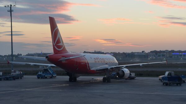 Самолет Airbus A319 авиакомпании Turkish Airlines в Международном аэропорту имени Ататюрка в Стамбуле - Sputnik Ўзбекистон