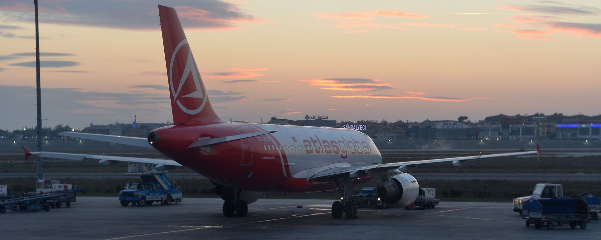 Самолет Airbus A319 авиакомпании Turkish Airlines в Международном аэропорту имени Ататюрка в Стамбуле - Sputnik Узбекистан, 1920, 11.06.2021