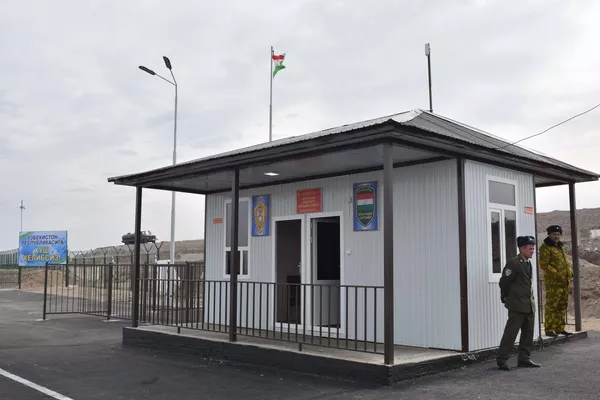 КПП Рават на границе Таджикистана и Узбекистана в городе Канибадаме, архивное фото - Sputnik Узбекистан