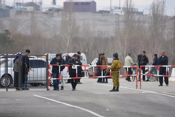КПП Рават на границе Таджикистана и Узбекистана в городе Канибадаме, архивное фото - Sputnik Узбекистан