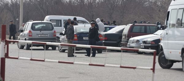 Таксисты на границе между Узбекистаном и Таджикистаном, архивное фото Таксисты на границе между Узбекистаном и Таджикистаном, архивное фото - Sputnik Ўзбекистон