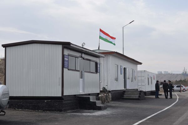 КПП Рават на границе Таджикистана и Узбекистана в городе Канибадаме, архивное фото - Sputnik Узбекистан
