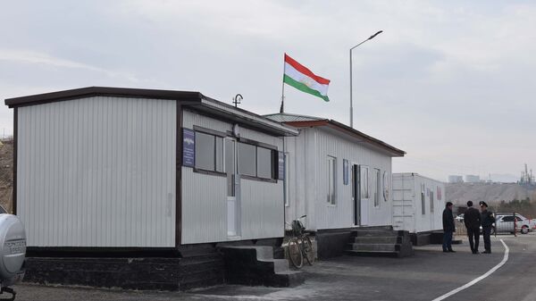 КПП Равот на границе Таджикистана и Узбекистана в городе Канибадам, архивное фото - Sputnik Узбекистан