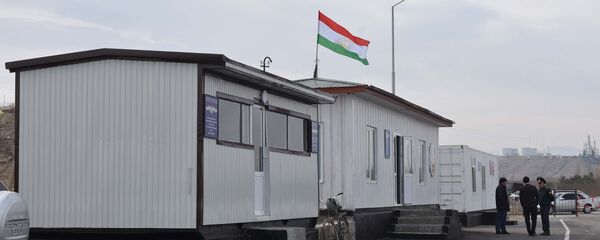 КПП Равот на границе Таджикистана и Узбекистана в городе Канибадам, архивное фото КПП Равот на границе Таджикистана и Узбекистана в городе Канибадам, архивное фото - Sputnik Узбекистан