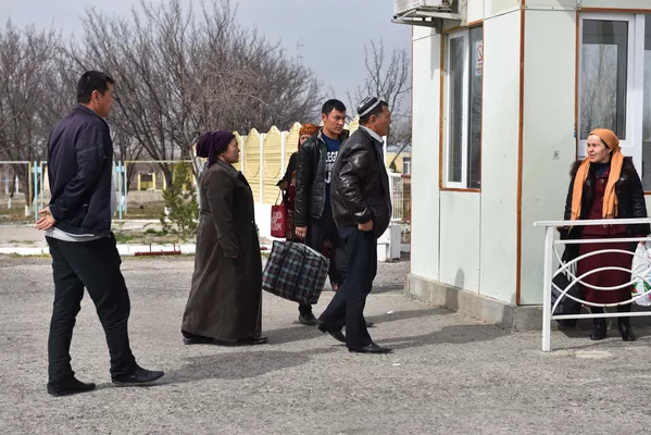 Жители Узбекистана пересекают границу с Таджикистаном на КПП Патар, архивное фото - Sputnik Узбекистан