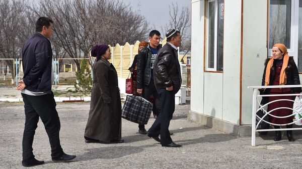 Жители Узбекистана пересекают границу с Таджикистаном на КПП Патар, архивное фото - Sputnik Ўзбекистон