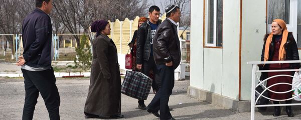 Жители Узбекистана пересекают границу с Таджикистаном на КПП Патар, архивное фото Жители Узбекистана пересекают границу с Таджикистаном на КПП Патар, архивное фото - Sputnik Ўзбекистон