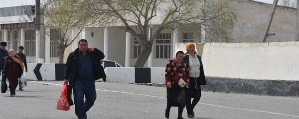 Жители Узбекистана пересекают границу с Таджикистаном на КПП Патар, архивное фото - Sputnik Узбекистан