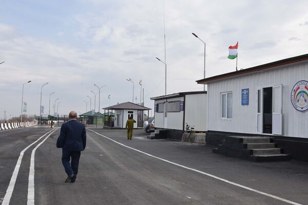 КПП Рават на границе Таджикистана и Узбекистана в городе Канибадаме, архивное фото - Sputnik Узбекистан