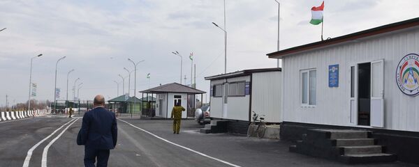 КПП Равот на границе Таджикистана и Узбекистана в городе Канибадам, архивное фото - Sputnik Узбекистан