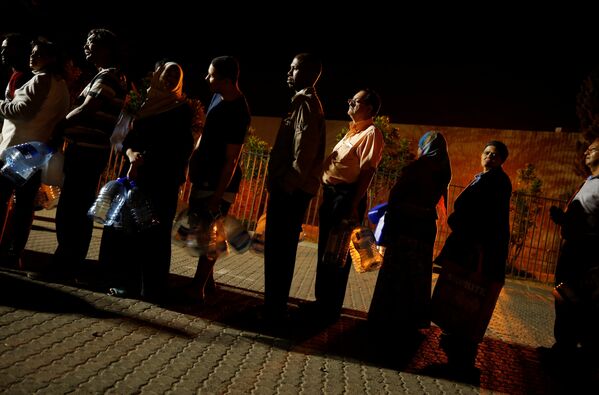 Люди стоят в очереди за водой в пригороде Ньюлендса в Кейптауне, Южная Африка - Sputnik Узбекистан