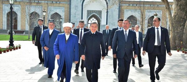 Шавкат Мирзиёев посетил мавзолей Имама Бухари - Sputnik Узбекистан