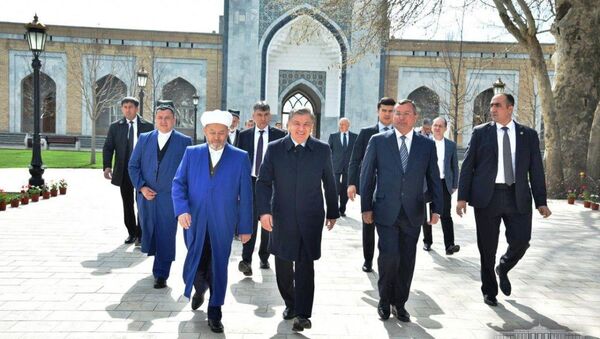 Шавкат Мирзиёев посетил мавзолей Имама Бухари - Sputnik Узбекистан
