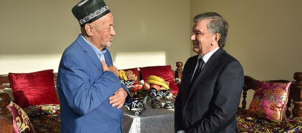 Шавкат Мирзиёев иштихонлик деҳқон Тошқувват Ражабов хонадонида бўлди Шавкат Мирзиёев иштихонлик деҳқон Тошқувват Ражабов хонадонида бўлди - Sputnik Ўзбекистон