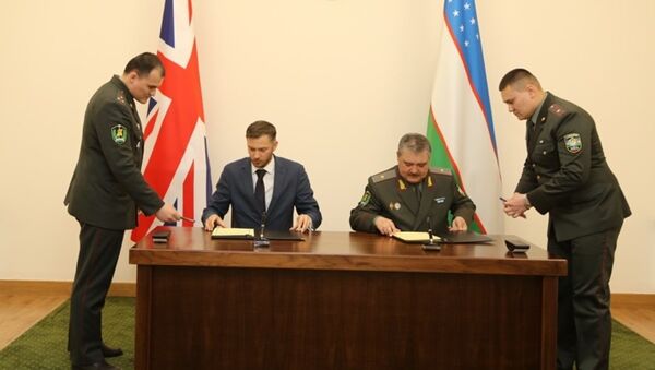 Встреча министра обороны с послом Великобритании - Sputnik Ўзбекистон