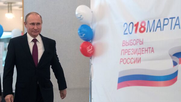 Президент РФ В. Путин принял участие в голосовании на выборах президента РФ - Sputnik Узбекистан
