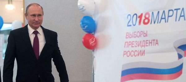 Президент РФ В. Путин принял участие в голосовании на выборах президента РФ - Sputnik Узбекистан