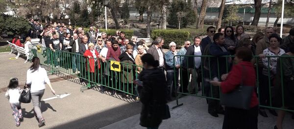 Очередь на избирательный участок в Ташкенте Очередь на избирательный участок в Ташкенте - Sputnik Узбекистан