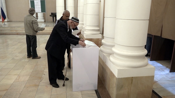 Избиратели на одном из участков в Ташкенте во время выборов президента РФ - Sputnik Узбекистан