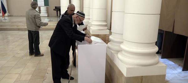 Избиратели на одном из участков в Ташкенте во время выборов президента РФ - Sputnik Узбекистан