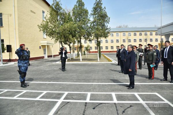 Президент Шавкат Мирзиёев ознакомился с деятельностью подразделения Национальной гвардии - Sputnik Узбекистан