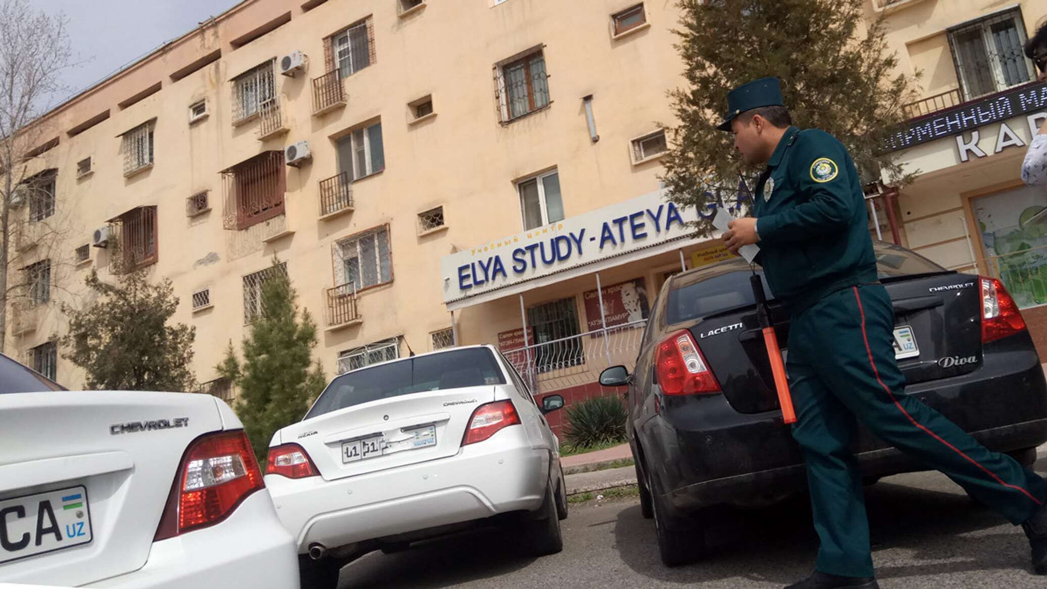 В Ташкенте двое парней и девушка угнали машину и попали в ДТП - 02.07.2019,  Sputnik Узбекистан