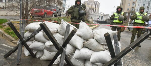 Сотрудники МВД Украины и представители националистических организаций блокируют здание консульства РФ в Одессе в связи с выборами президента РФ. Сотрудники МВД Украины и представители националистических организаций блокируют здание консульства РФ в Одессе в связи с выборами президента РФ. - Sputnik Узбекистан