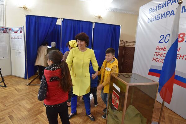 Голосование на выборах президента России в Таджикистане - Sputnik Узбекистан