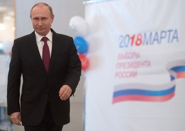 Кандидат в президенты России, действующий президент России Владимир Путин во время голосования на выборах президента России - Sputnik Узбекистан