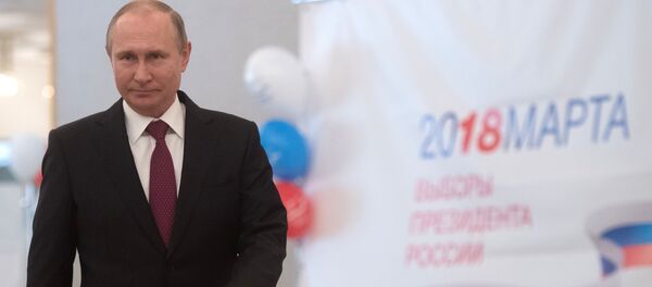 Кандидат в президенты России, действующий президент России Владимир Путин во время голосования на выборах президента России - Sputnik Ўзбекистон