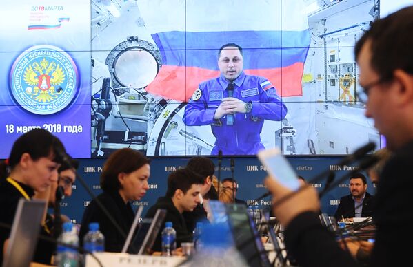 Сеанс связи с экипажем Международной космической станции во время выборов президента России - Sputnik Узбекистан