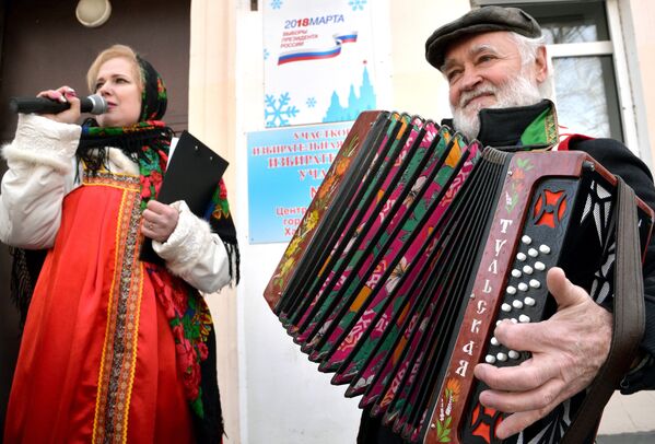 Выступление фольклорного коллектива возле избирательного участка в Хабаровске во время голосования на выборах президента Российской Федерации - Sputnik Узбекистан