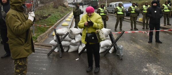 Сотрудники МВД Украины и представители националистических организаций блокируют здание консульства РФ в Одессе в связи с выборами президента РФ Сотрудники МВД Украины и представители националистических организаций блокируют здание консульства РФ в Одессе в связи с выборами президента РФ - Sputnik Узбекистан