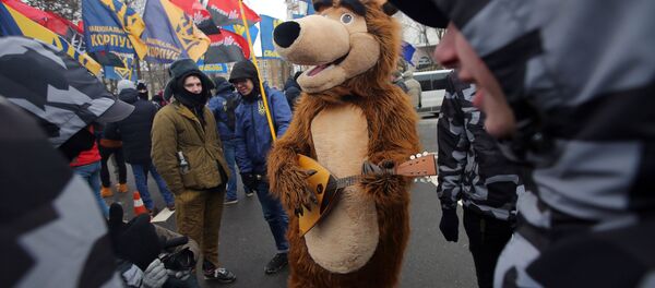 Сотрудники МВД Украины и представители националистических организаций блокируют здание Посольства РФ в Киеве в связи с выборами президента РФ - Sputnik Узбекистан